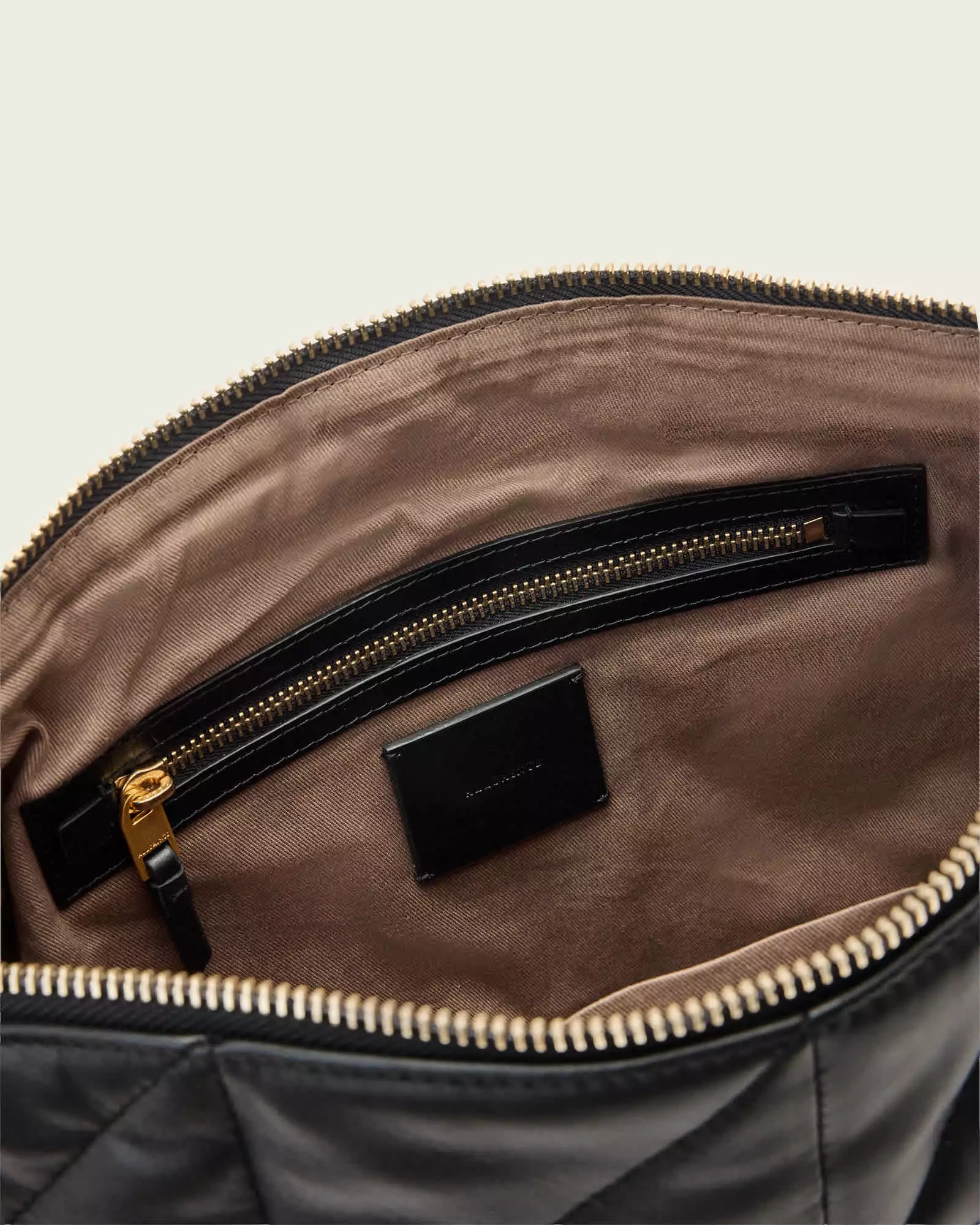 EDBURY 衍縫羊皮側背包