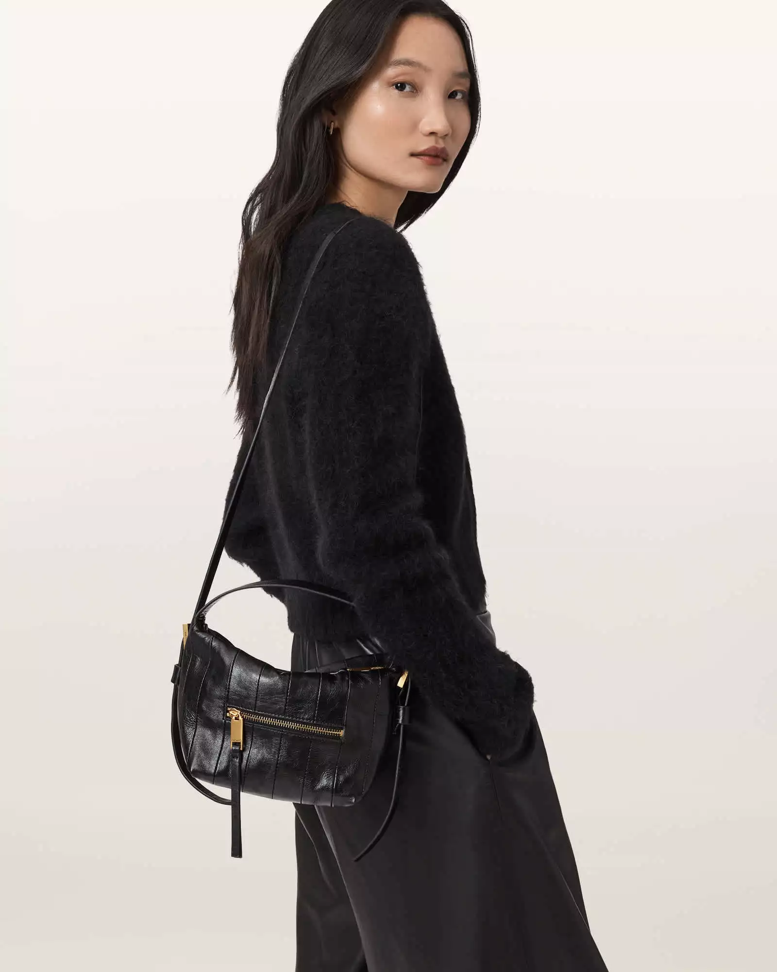 VEGA PANEL 牛皮側背包