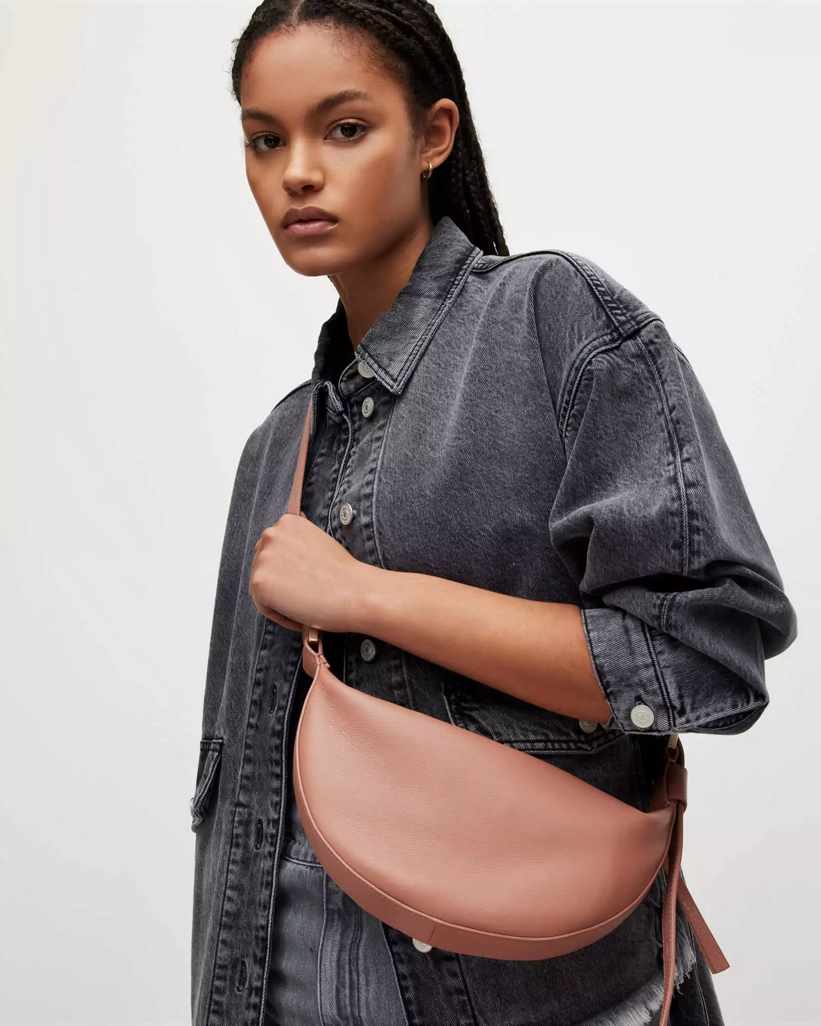 HALF MOON 牛皮斜背包